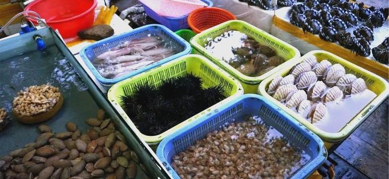 十九涌海鲜街 - 万顷沙镇标志性景观